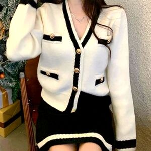 Contrasting cardigan with gold button